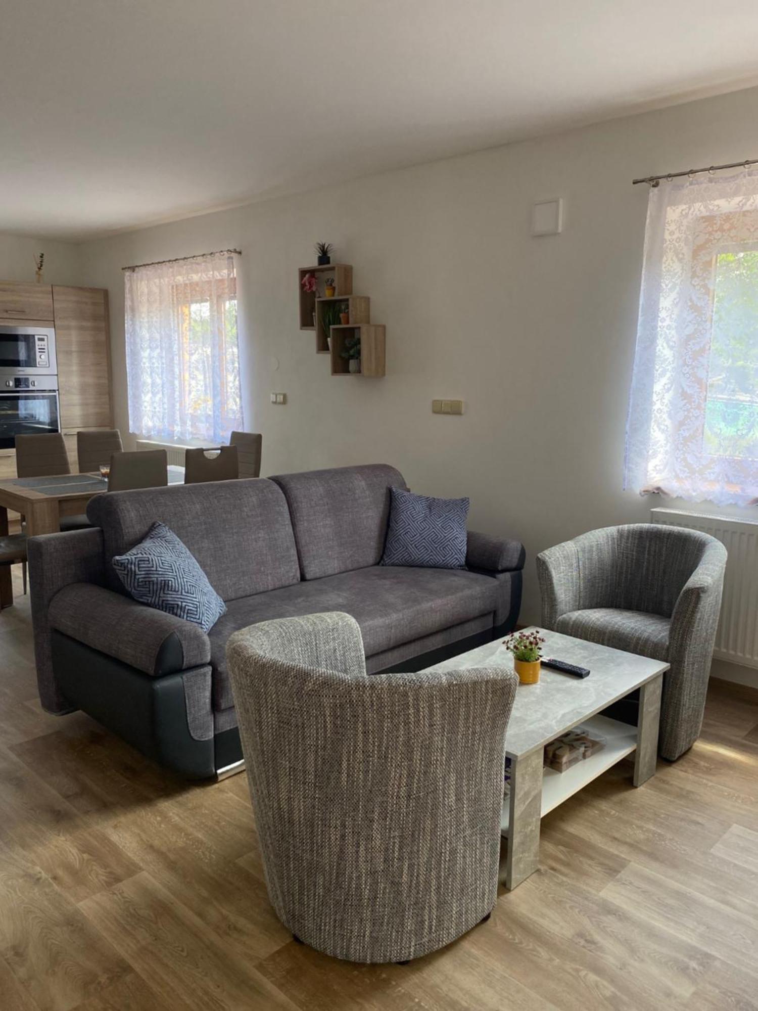 Slunny S Terasou A Zahradou Holiday home